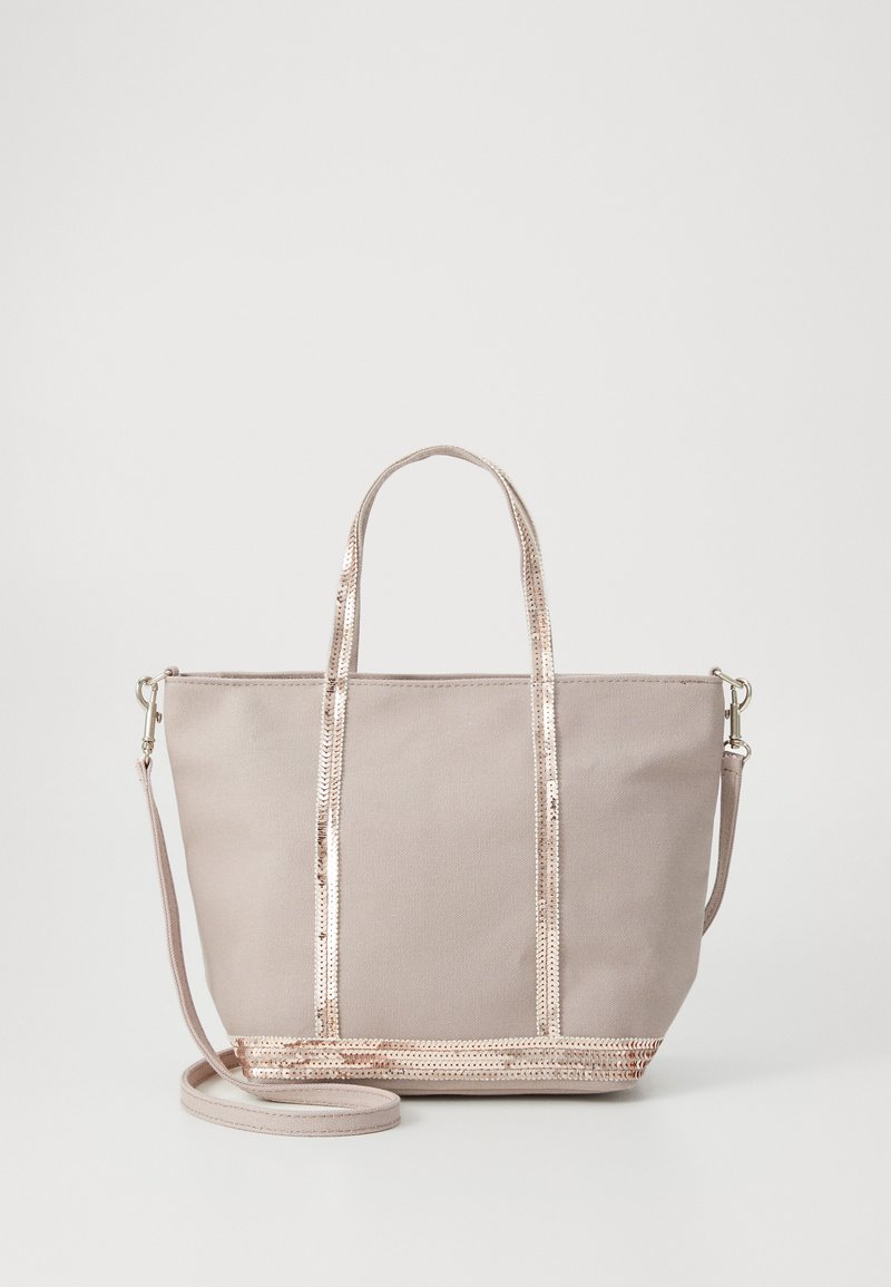 Beige Stofftasche mit glänzenden, pinken Paillettenakzenten. Verfügt über zwei Obergriffe und einen verstellbaren Schulterriemen.