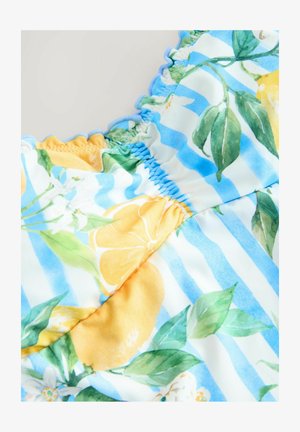 Blommönstrad tyg med citroner, gröna blad och vita blommor på en blå och vitrandig bakgrund; mjukt, lätt material.