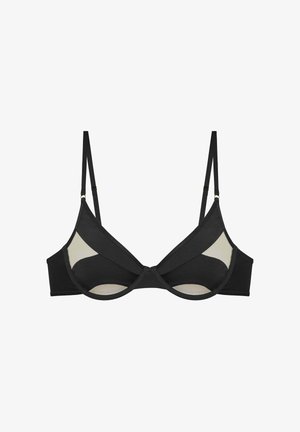 Zwarte beha met doorschijnende panelen en contrasterende stof. Voorzien van verstelbare bandjes en een gladde afwerking. Eenvoudig ontwerp met minimale hardware-accenten.