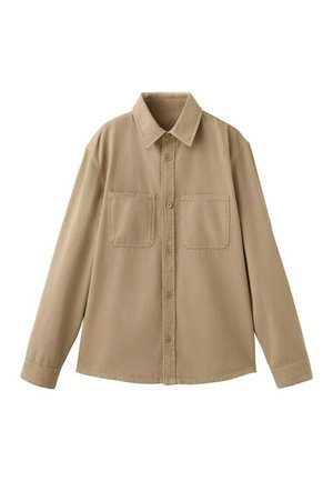 Camisa beige de manga larga con botones, dos bolsillos en el pecho y cuello clásico, mostrada sobre un fondo blanco.