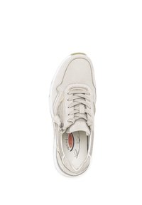 Beige sneaker met een gestructureerde suède bovenkant, ronde neus, vetersluiting en zijrits. Witte rubberen zool en gevoerde inlegzool.