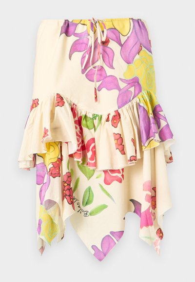 Φλοράλ μίντι φούστα με πολλαπλές βολάν, ασύμμετρο τελείωμα και ελαστική μέση με κορδόνι σε κρεμ χρώμα με μοτίβα λουλουδιών σε μωβ, ροζ, κίτρινο και πράσινο.