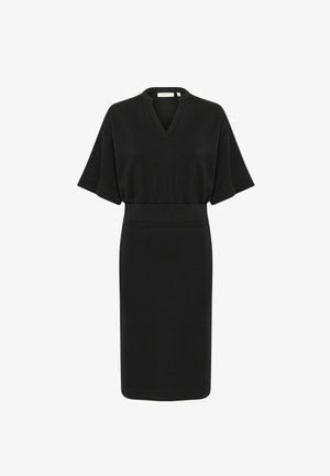 Juoda suknelė su V formos iškirpte, trumpomis rankovėmis ir prigludusia liemene. Pagaminta iš lygaus audinio, su kelių ilgio sijonu ir paprastu dizainu.