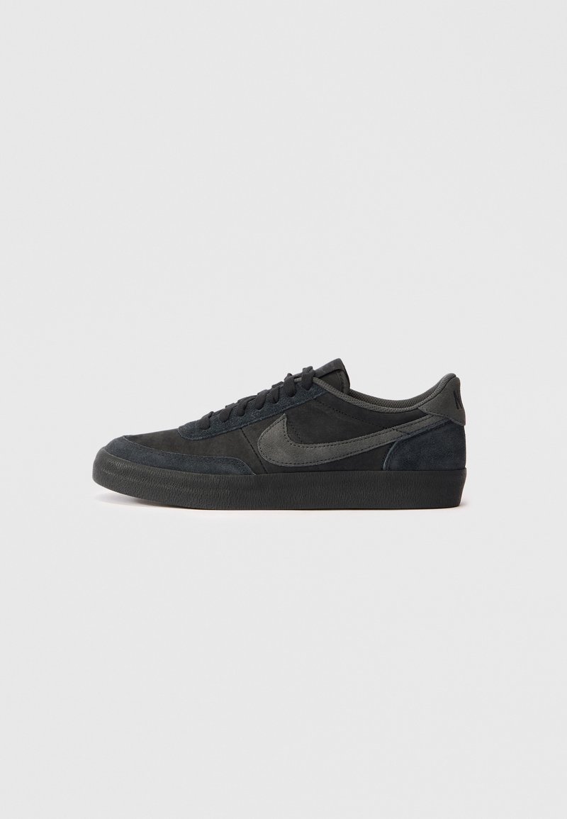 Melnas zamša sporta kurpes ar zemu profilu, gumijas zoli, teksturētām sānu paneļiem un toņos saderīgu Nike swoosh logo. Ar auklēm, ar mīkstu apkakli.