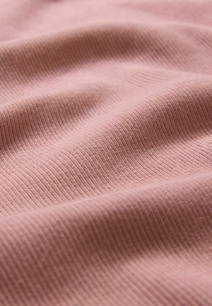 Ljusrosa texturerat tyg med fin revär och mjukt utseende, som visar milda vågor och veck. Perfekt för kläder eller möbelklädsel.