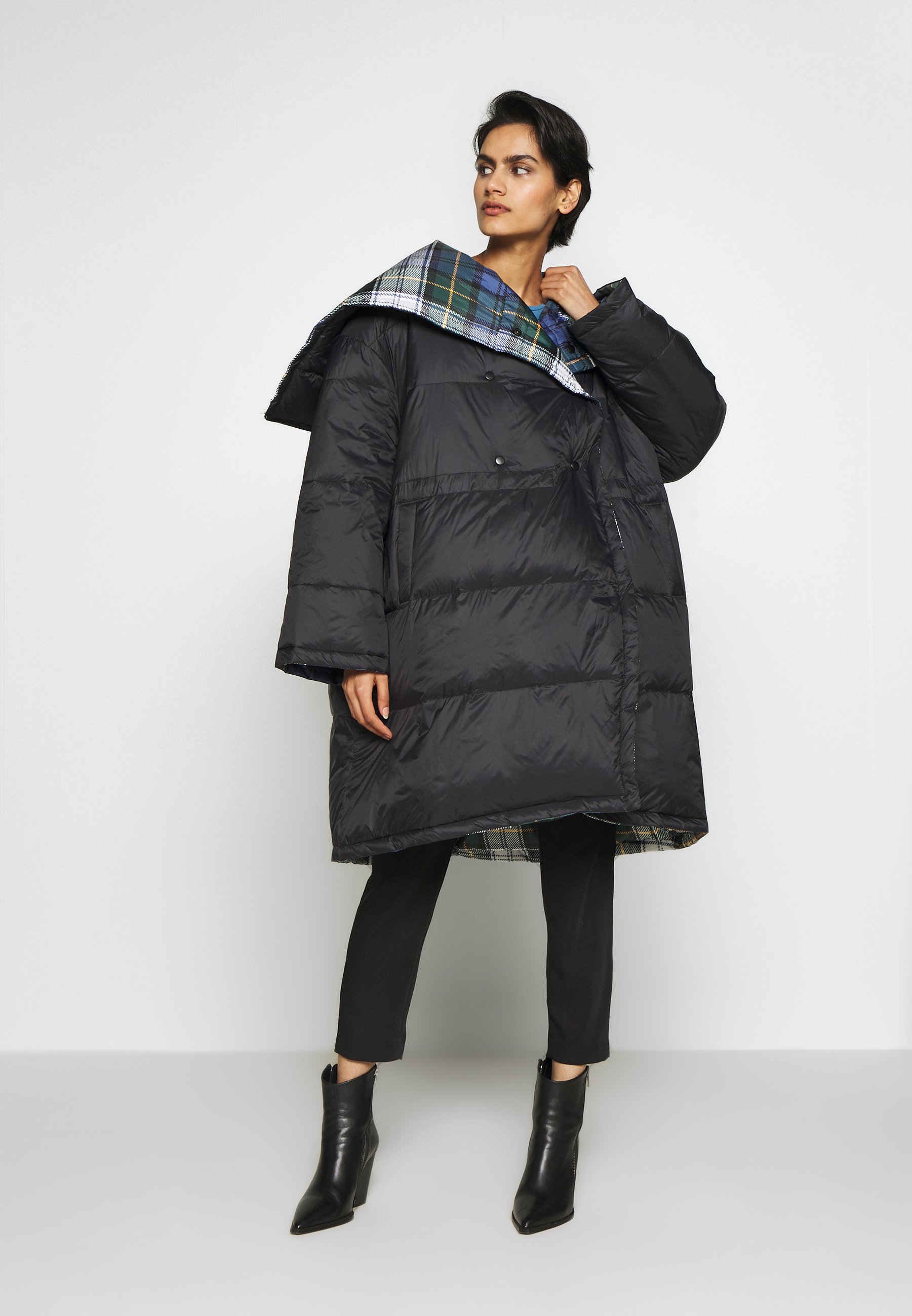 Holzweiler DOSY JACKET Dunkåpe frakk campellsvart DOSY CAMPELL SVART JAKKE | Hoyer.no