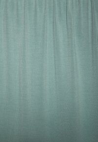 Ein helles Teal-Stoff mit einer glatten Textur, der sanfte Falten und ein leicht glänzendes Finish aufweist. Das Material sieht weich aus und fällt gut.