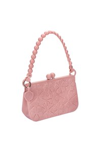 Borsa a tracolla in plastica rosa con motivo a forma di fiore, manico a perle rotonde e chiusura a scatto. Presenta un'etichetta con il logo e una superficie testurizzata.