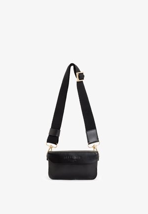 Czarna skórzana torebka typu crossbody marki AllSaints z szerokim, regulowanym paskiem materiałowym oraz okuciami w kolorze złotym.