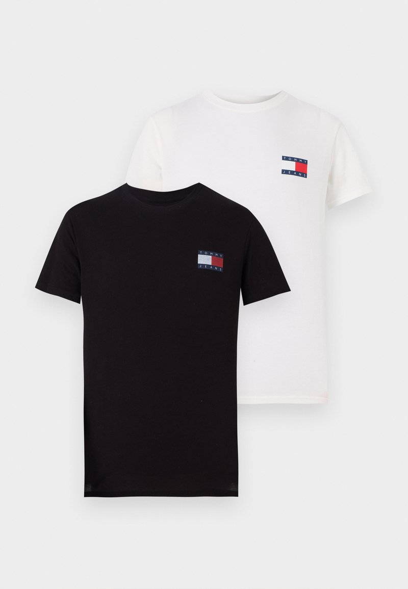 Camisetas de algodón en blanco y negro con cuello redondo, que presentan un pequeño logo multicolor "TOMMY JEANS" en el pecho.