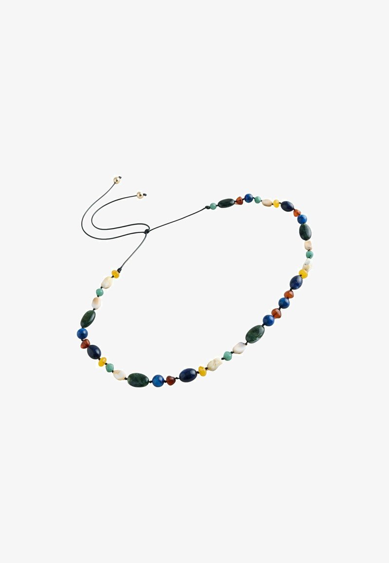 Daugių spalvų karolių vėrinys su žaliais, mėlynais, geltonais, rudos ir kreminės spalvos akmenimis ant juodo reguliuojamo laido su auksiniais karoliukų galais.