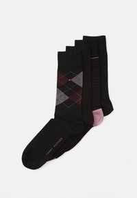 Ensemble de quatre chaussettes noires, affichant des motifs argyle avec du bordeaux et du gris, une avec des fines rayures, et une paire unie rose. Matière en mélange de coton.