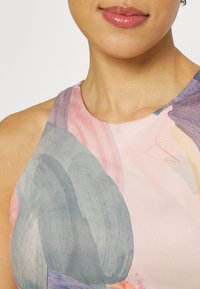 Athleta CONSCIOUS CROP PRINTED A-C - Sutiã desportivo de suporte médio - pink