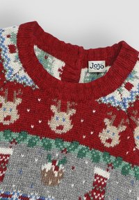 Pulover roșu tricotat prezintă motive cu reni, fulgi de nea și modele de măceșe, având un guler ribetat și un material texturat. Eticheta Jojo este vizibilă.