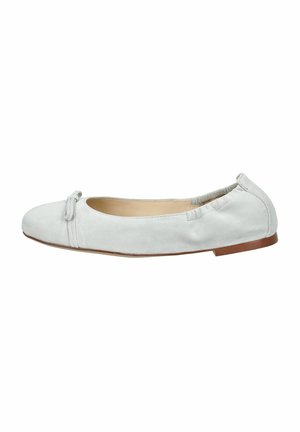 Ballerines en daim gris clair avec un bout arrondi, un petit nœud à l'avant et une semelle plate marron. Couture minimale.