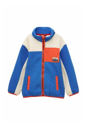 Fleecejacke mit blauen, weißen und orangefarbenen Farbfeldern, Frontreißverschluss, zwei Seitentaschen und einer orangefarbenen Brusttasche mit Logo-Patch.