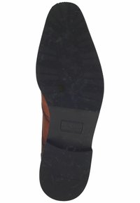 Braune Lederschuhe mit einer strukturierten schwarzen Gummisohle, die eine glatte Oberfläche und eine leichte Krümmung an der Zehe für ein ergonomisches Design aufweisen.