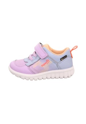 Baskets enfant en violet et bleu clair avec doublure pêche, bride velcro, semelle blanche, texte de marque orange et étiquette Gore-Tex sur la zone du talon.