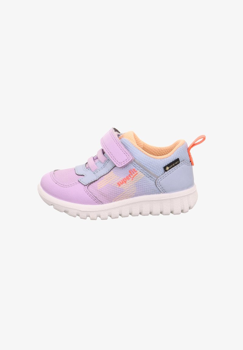 Baskets enfant en violet et bleu clair avec doublure pêche, bride velcro, semelle blanche, texte de marque orange et étiquette Gore-Tex sur la zone du talon.