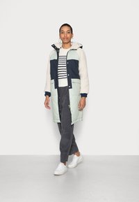 esmé studios ESSTELLA LONG HOOD QUILT JACKET - Casaco de inverno - dark sapphire/desert sage/snow