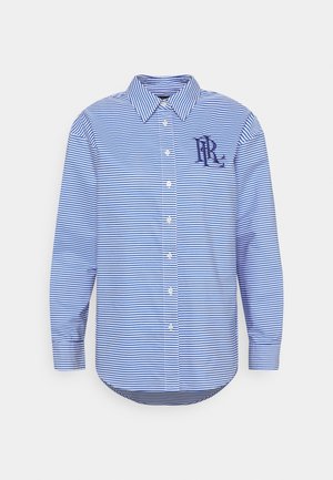 Niebiesko-biała, poziomo prążkowana koszula z długim rękawem, zapinana na guziki, z wyszywanym ciemnoniebieskim logo "RL" na lewej piersi.