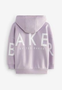 Levandulová mikina s bílým grafickým nápisem "BAKER BY TED BAKER" výrazně zobrazeným na zadní straně. Obsahuje klokaní kapsu a ribrový lem.