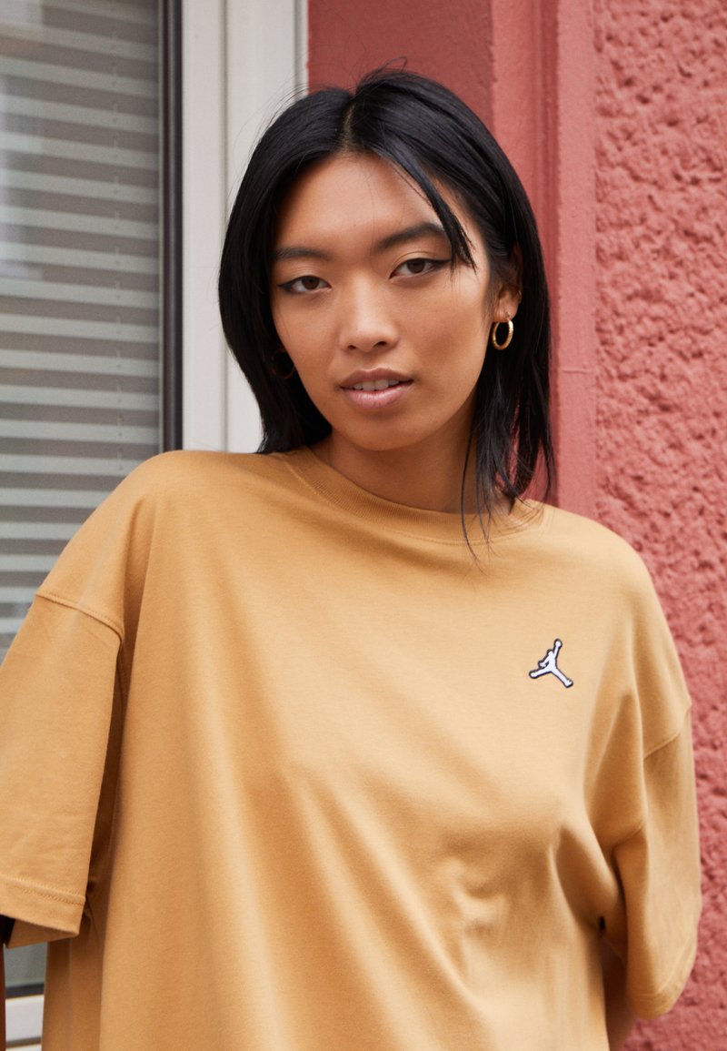 Jordan ESSEN DRESS CORE Jersey dress elemental gold/beige Zalando.de