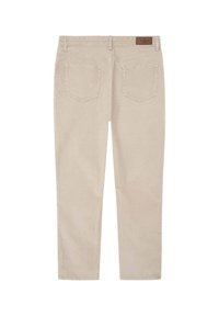 Pantalon beige à jambes droites avec poches arrière et une étiquette logo en cuir marron sur la ceinture, présenté à plat sur un fond blanc.