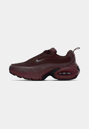 Bordeaux Nike tenisky s texturovaným svrškem, kontrastními skvrnitými detaily a polstrovanou podešví, která obsahuje viditelné vzduchové jednotky.