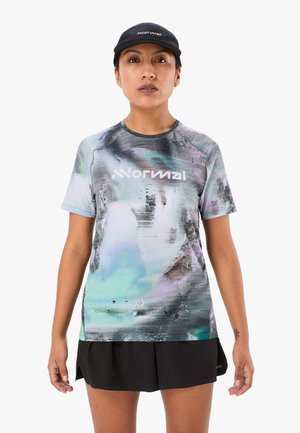 Maglietta sportiva a maniche corte con motivo astratto e colorato testurizzato in tonalità di blu, verde e grigio, con un logo prominente sul davanti.