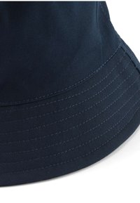 Tmavomodrá vedierková čiapka z textúrovaného bavlneného materiálu, s širokým prešívaným okrajom a hladkou korunou.