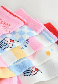 Bunter Socken-Set mit Rosa-, Rot- und Pastelltönen. Muster umfassen kariertes Design und Cupcake-Motive. Weiches, strukturiertes Strickmaterial.