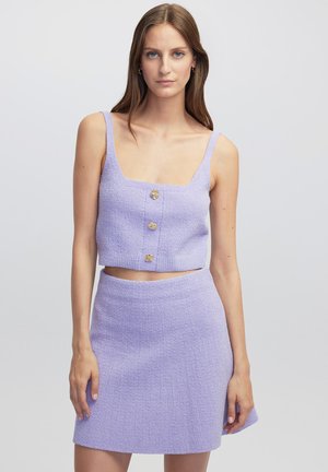 Lila crop top met vierkante halslijn, drie gouden knopen en bijpassende mini-rok. Getextureerde stof met dikke banden en een getailleerde pasvorm.