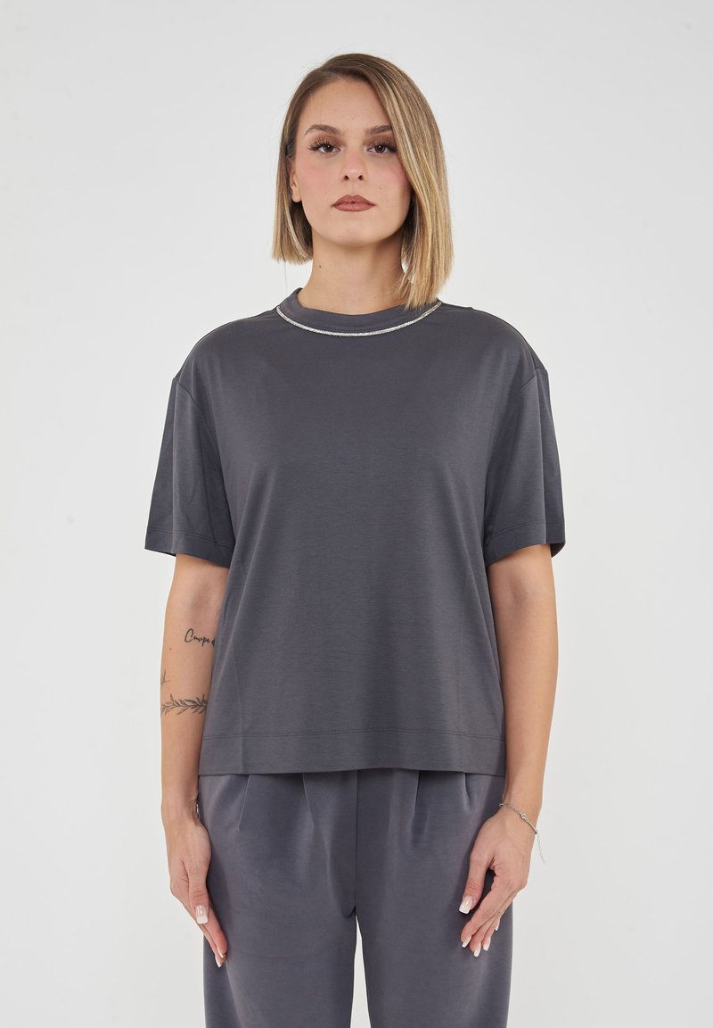 T-shirt grigio scuro a maniche corte con scollatura rotonda e un delicato accento metallico sul colletto, realizzato in un tessuto morbido e liscio.