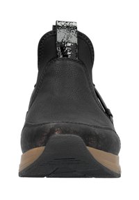 Chaussure noire avec un cuir texturé, semelle en caoutchouc marron contrastante et onglet réfléchissant à l'arrière pour un enfilage facile.