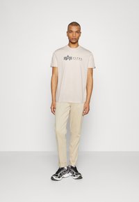 Alpha Industries - LABEL 2 PACK - Printtipaita - black olive/jet stream white Pienoiskuva 1