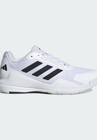 Białe buty sportowe z teksturowaną cholewką, czarnym wzorem w trzy paski i wzmocnionym noskiem. Wyposażone w podeszwę z technologią Lightstrike dla wsparcia.