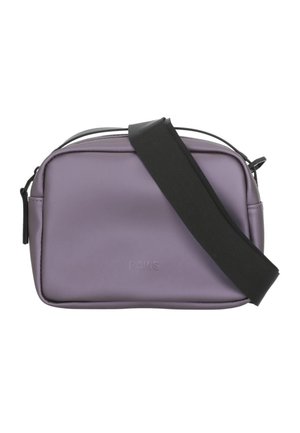 Bolso bandolera rectangular morado con correa negra ajustable y cierre de cremallera, con el logo "RAINS" grabado en relieve en la parte delantera.