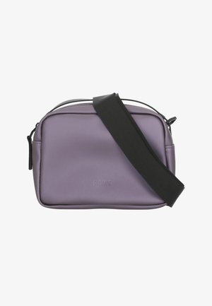 Bolso bandolera rectangular morado con correa negra ajustable y cierre de cremallera, con el logo "RAINS" grabado en relieve en la parte delantera.
