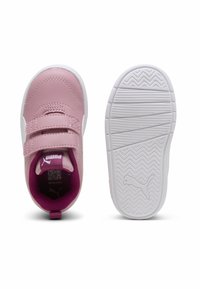 Rosa synthetische Schuhe mit weißen Gummisohlen, Klettverschlüssen und einer strukturierten Außensohle mit Zickzackmuster. Innen haben sie eine burgunderfarbene Fütterung.