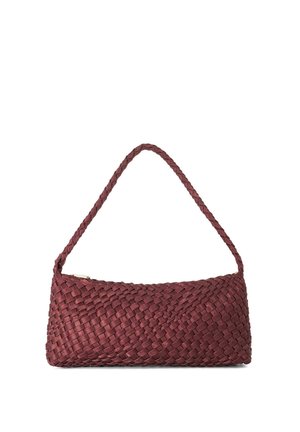 Petit sac à main rectangulaire en cuir tressé rouge foncé avec une seule bandoulière tressée, fermé par une fermeture éclair sur le dessus.