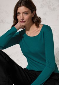 Cecil MIT RUNDHALS - Langarmshirt - grün