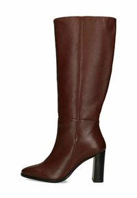 Bottes en cuir marron montant jusqu'au genou, avec un bout pointu et un talon épais noir. Texture lisse et détails de couture minimaux.