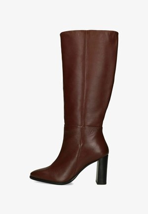Bruine lederen kniehoge laars met een spitse neus, een gladde textuur en een stevige zwarte hak. Heeft een rechte schacht en minimale stiksels.