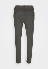 Pantalons gris avec une texture lisse, coupe ajustée, deux poches arrière et une taille mi-haute. Présente des coutures simples et aucun élément en métal visible.