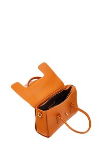 Pomarańczowa skórzana torebka z podwójnymi uchwytami, o sztywnym kształcie, otwarty top odsłaniający czarne wnętrze i kieszeń na zamek, minimalistyczny design.