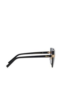 Lunettes de soleil rectangulaires noires avec des détails dorés et le nom de la marque Chopard gravé sur la branche.