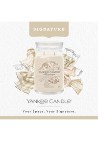 Yankee Candle SIGNATURE LARGE JAR WARM CASHMERE - Duftkerze - beige