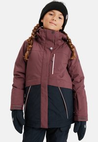 Bordeauxrood en zwarte geïsoleerde jas met capuchon, rits aan de voorkant, zijzakken en roze accenten. Gekocht met zwarte wanten. Soepele textuur.