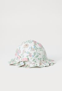 Gorra de flores en tejido ligero con base blanca, que presenta flores en tonos rosa y azul, y un borde acampanado para un detalle añadido.